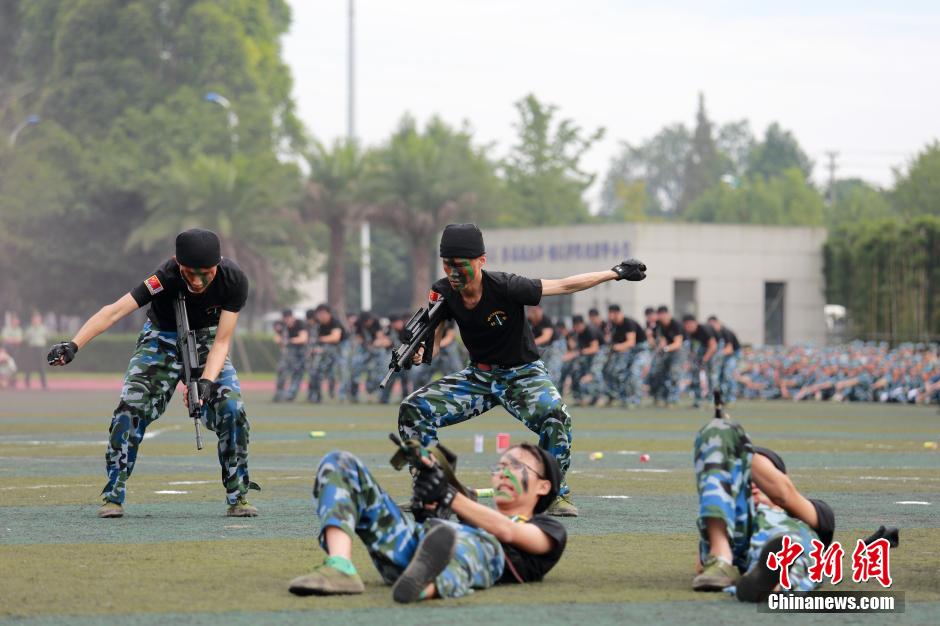 College freshmen give wonderful military skills performance