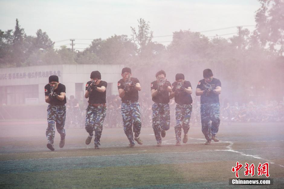 College freshmen give wonderful military skills performance