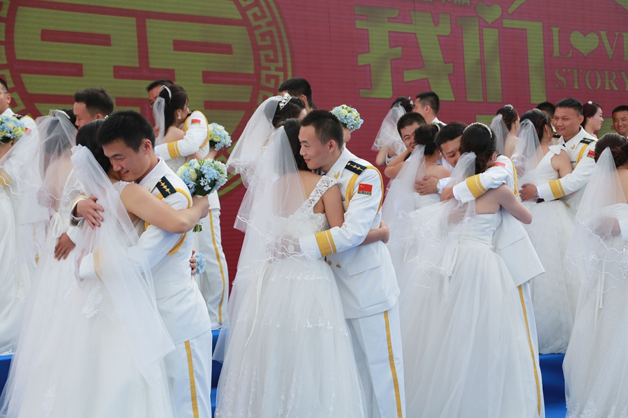 Group wedding ceremony held for 27 PLA soldiers