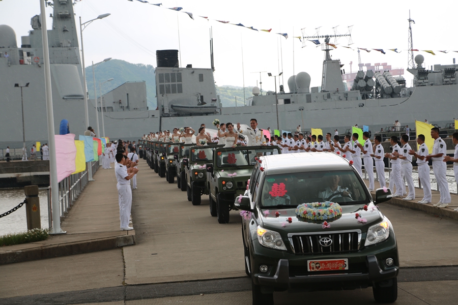 Group wedding ceremony held for 27 PLA soldiers