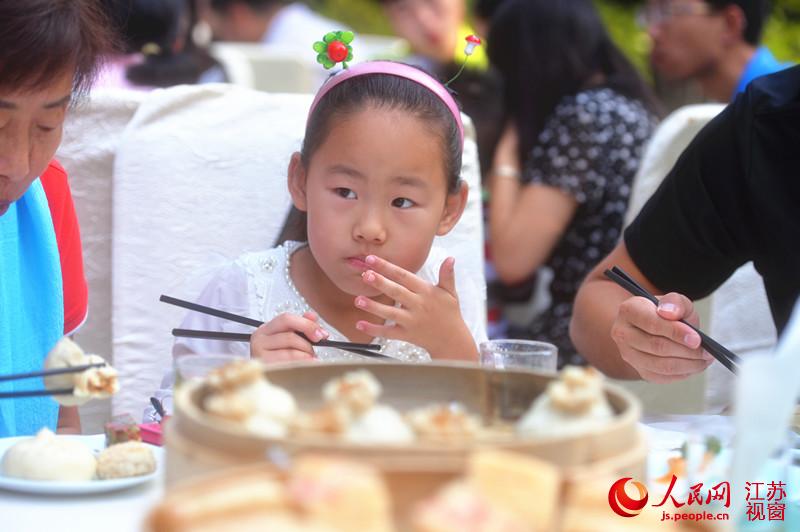 Morning tea feast for thousands of people sets Guinness record