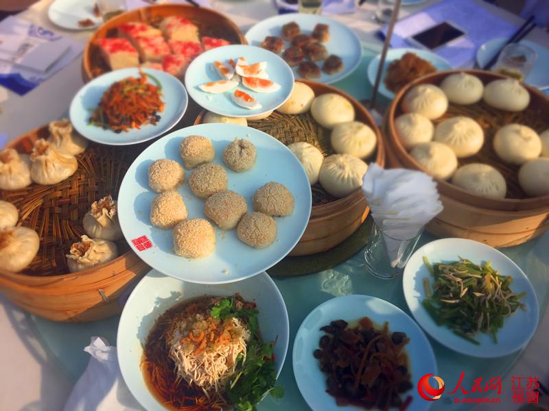 Morning tea feast for thousands of people sets Guinness record