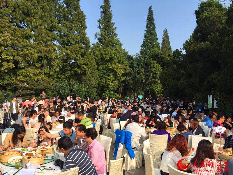 Morning tea feast for thousands of people sets Guinness record