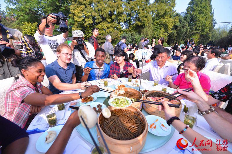 Morning tea feast for thousands of people sets Guinness record