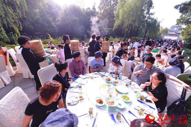 Morning tea feast for thousands of people sets Guinness record