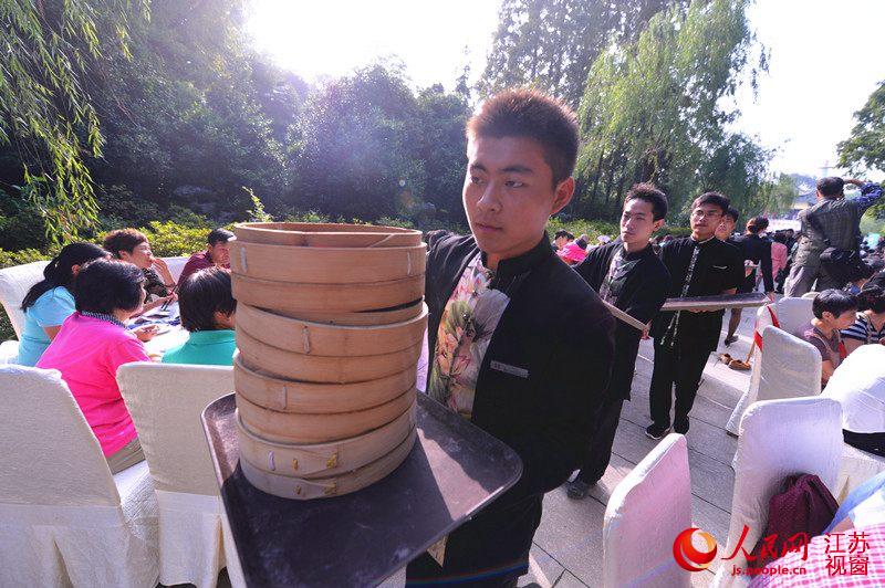 Morning tea feast for thousands of people sets Guinness record