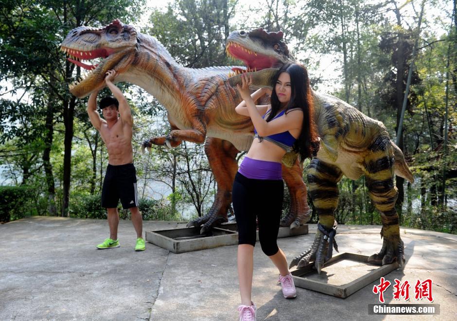 Beauties challenge muscle men in 'dinosaur lifting' contest