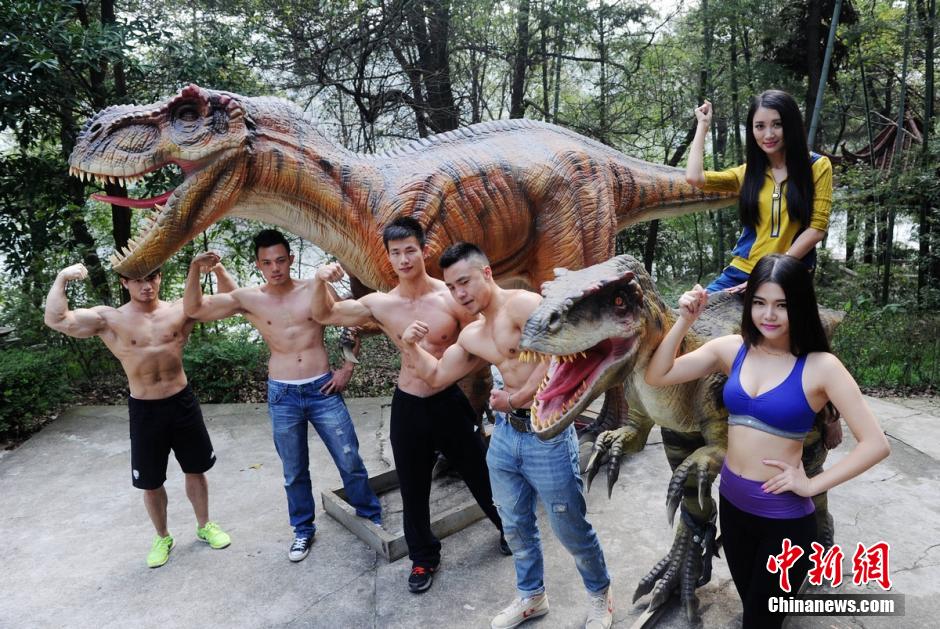 Beauties challenge muscle men in 'dinosaur lifting' contest