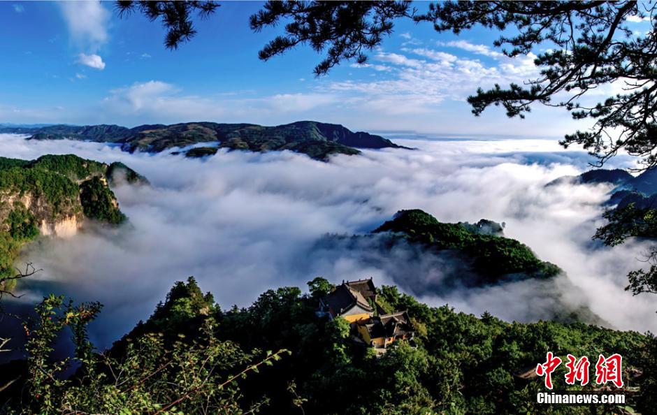 Picturesque autumn scenery of Kongtong Mountain