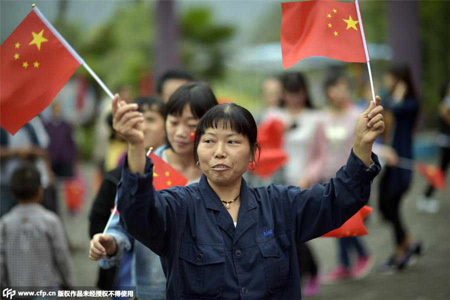 Huge national flag celebrates national day in Chongqing