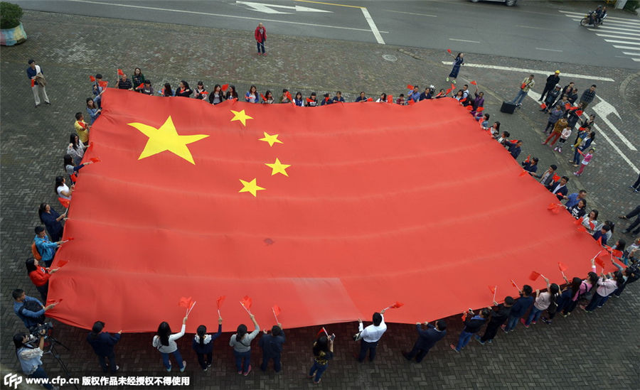 Huge national flag celebrates national day in Chongqing