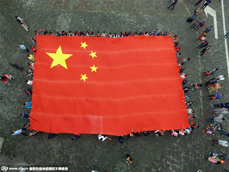 Huge national flag celebrates national day in Chongqing