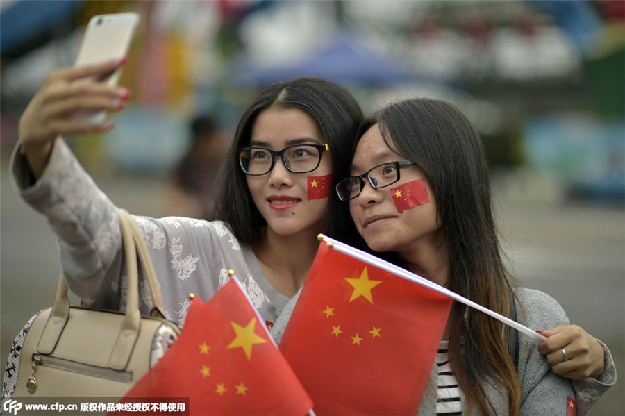 Huge national flag celebrates national day in Chongqing