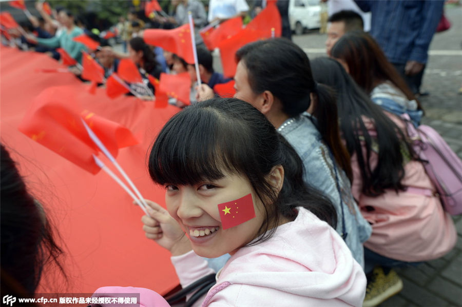 Huge national flag celebrates national day in Chongqing