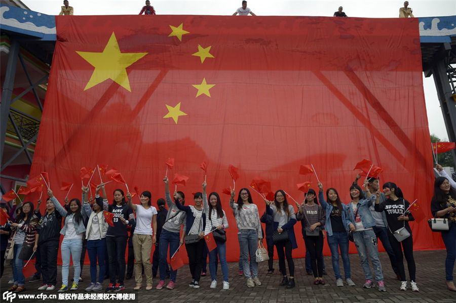 Huge national flag celebrates national day in Chongqing