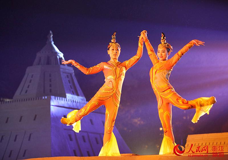 Sand sculptures tell stories about the Silk Road