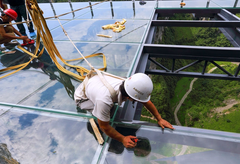 World's largest high-altitude glass platform to begin service in Chongqing