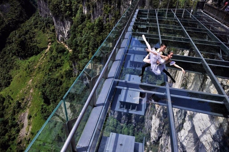 World's largest high-altitude glass platform to begin service in Chongqing