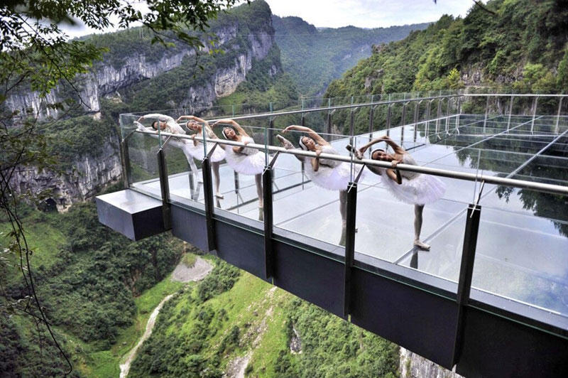 World's largest high-altitude glass platform to begin service in Chongqing