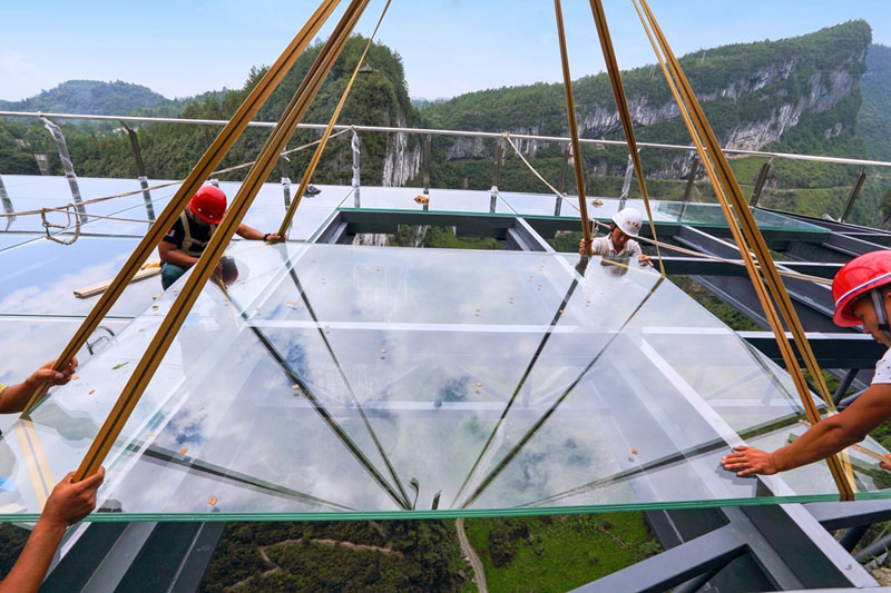 World's largest high-altitude glass platform to begin service in Chongqing