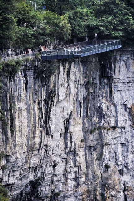 World's largest high-altitude glass platform to begin service in Chongqing