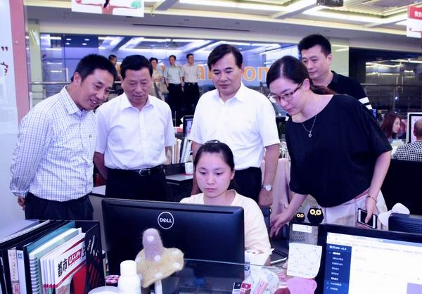 Xu Yibo inspects urban vegetable garden, Bright Food's electronic commerce platform for dealers in fresh foods