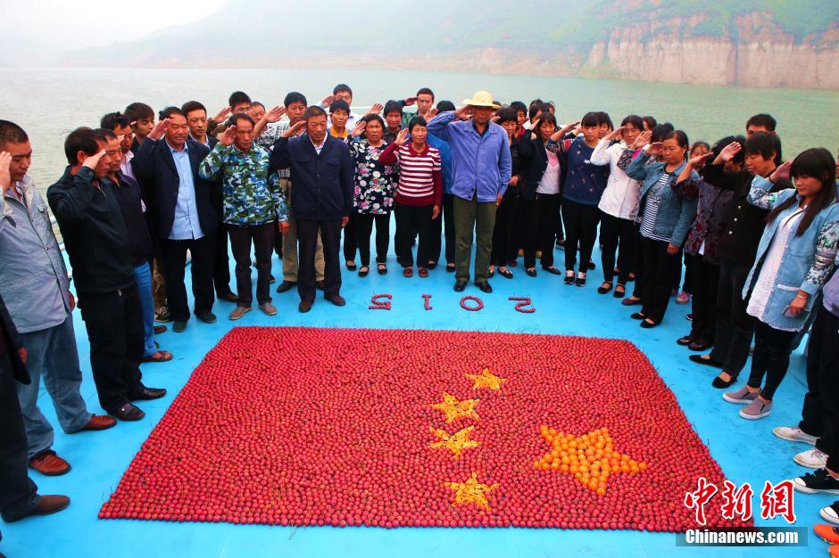 10,000 haws form national flag for birthday of mother China