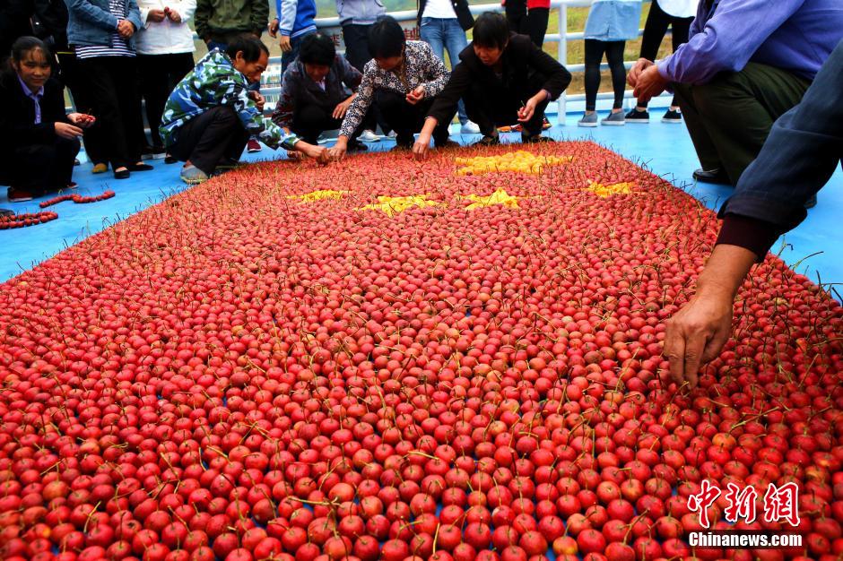 10,000 haws form national flag for birthday of mother China