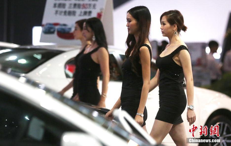 Models steal the light at Nanjing auto expo