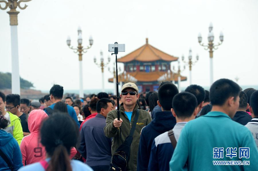 In pics: holiday crowds across China