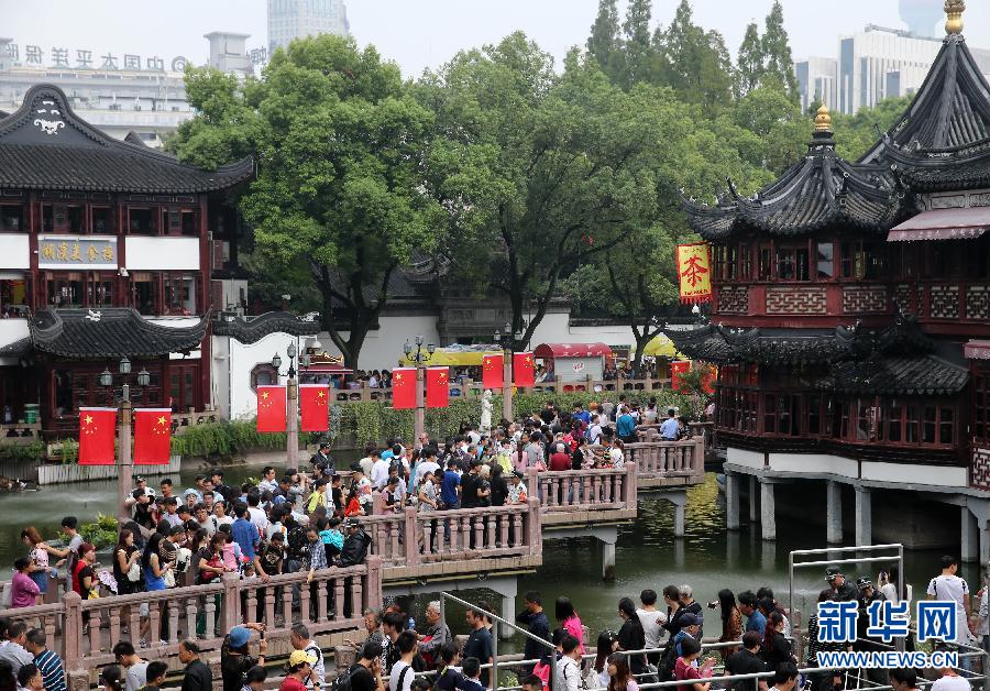 In pics: holiday crowds across China