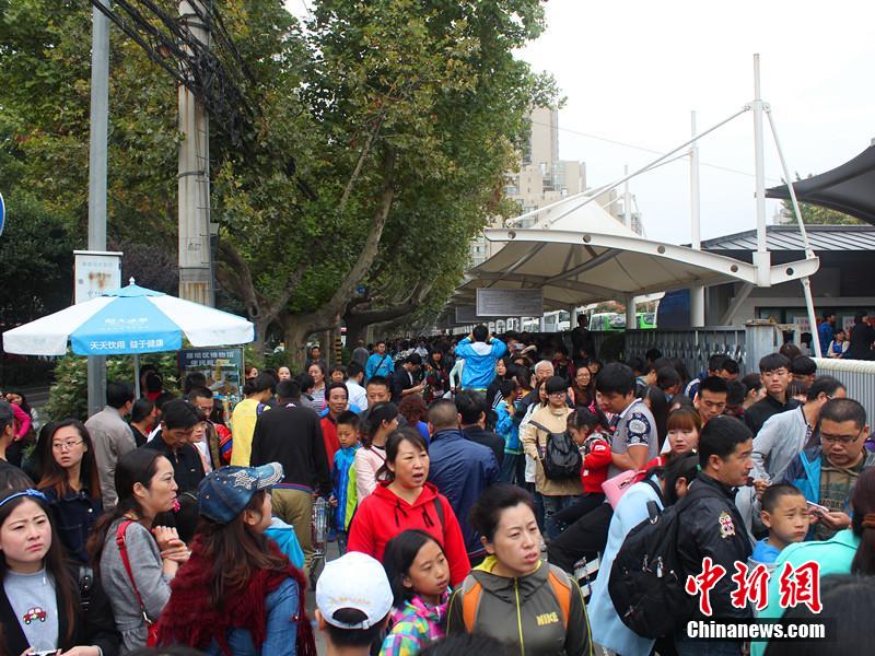 Scenic spots packed with tourists on National Day Holiday