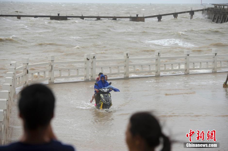 Typhoon Mujigae lands on South China