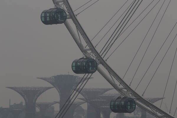 Smog Rises in Indonesia, Singapore Hammered by Haze