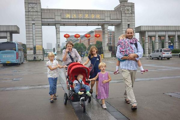 Polish couple studies in China with six daughters