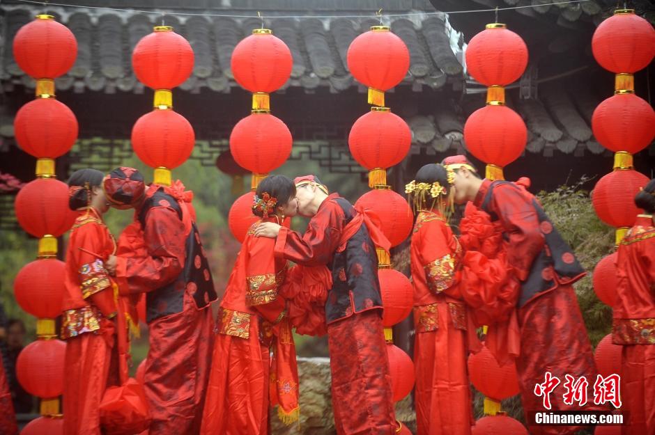 Couples experience traditional wedding for ancient salt merchants in E China