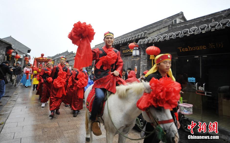 Couples experience traditional wedding for ancient salt merchants in E China