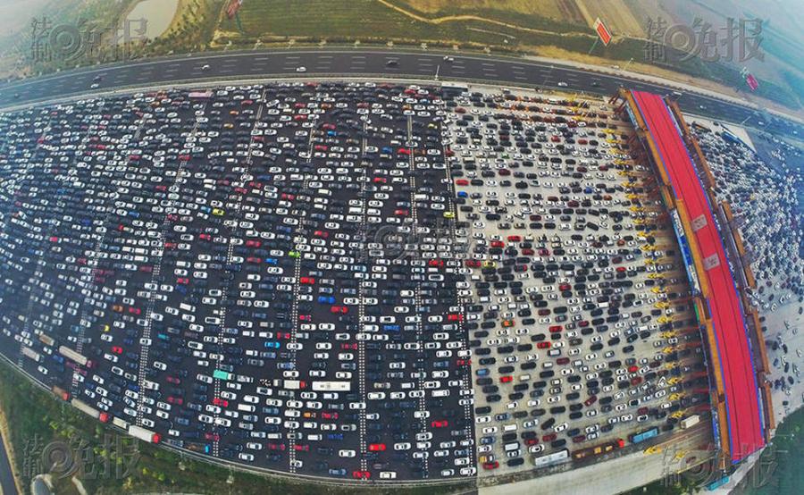 Heavy traffic turns expressway into huge parking lot