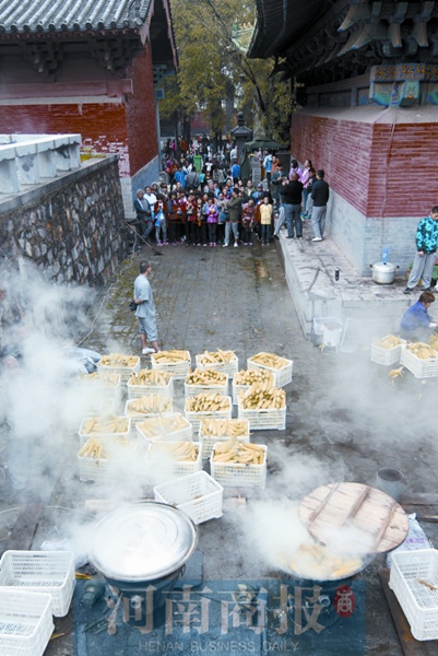 Shaolin Temple shares harvest with tourists