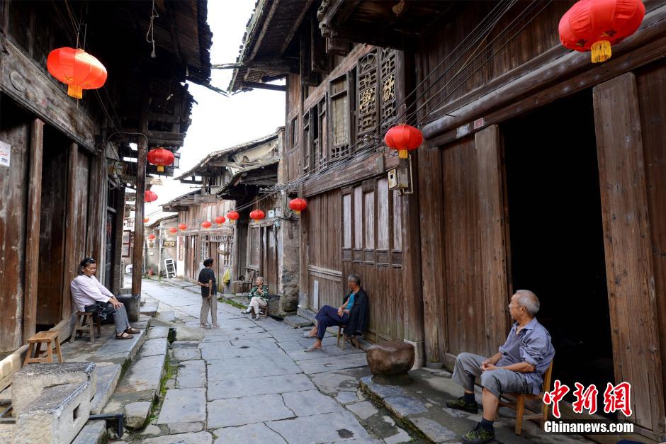A visit to Daxu Ancient Town in S China