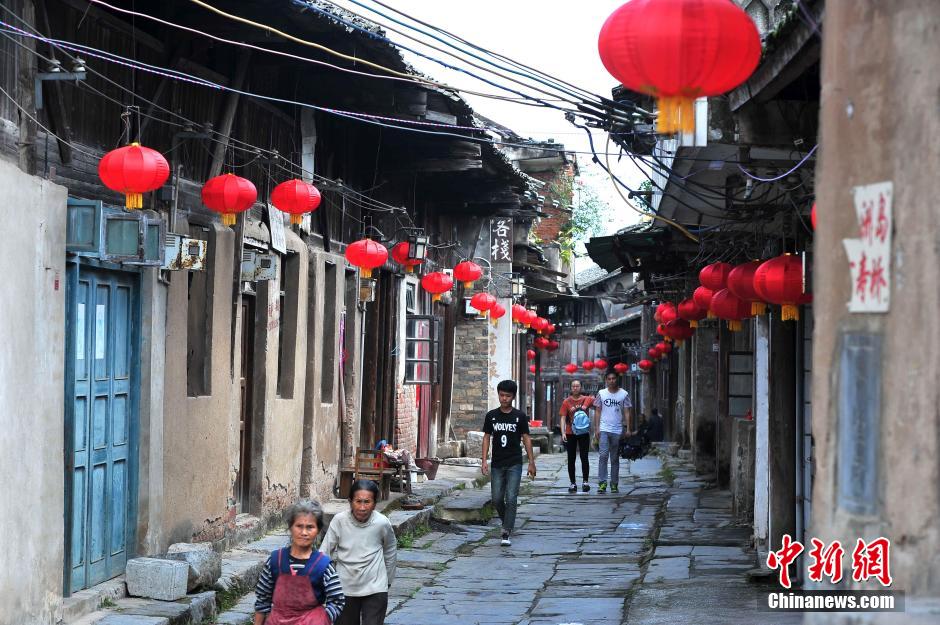 A visit to Daxu Ancient Town in S China