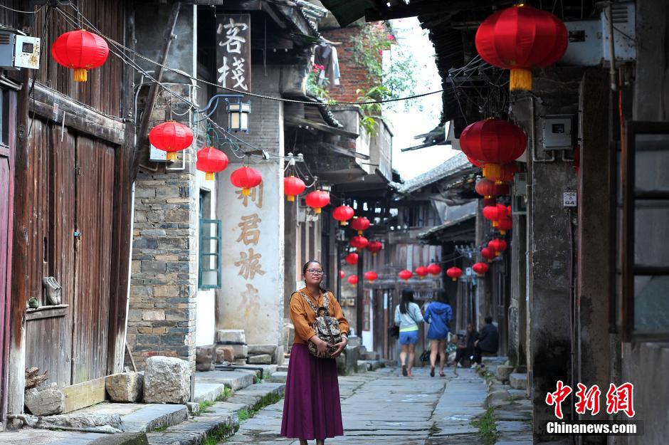 A visit to Daxu Ancient Town in S China