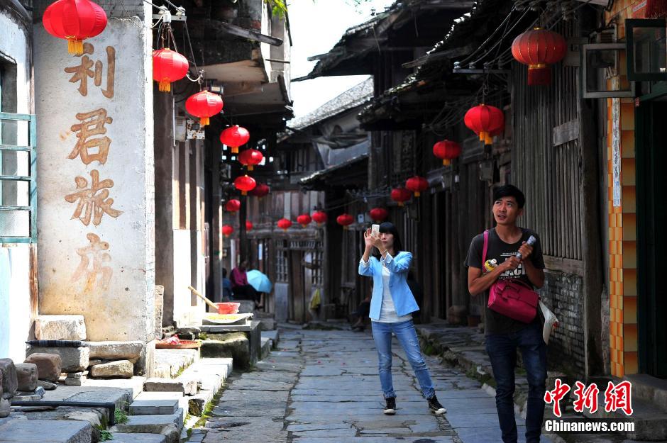 A visit to Daxu Ancient Town in S China