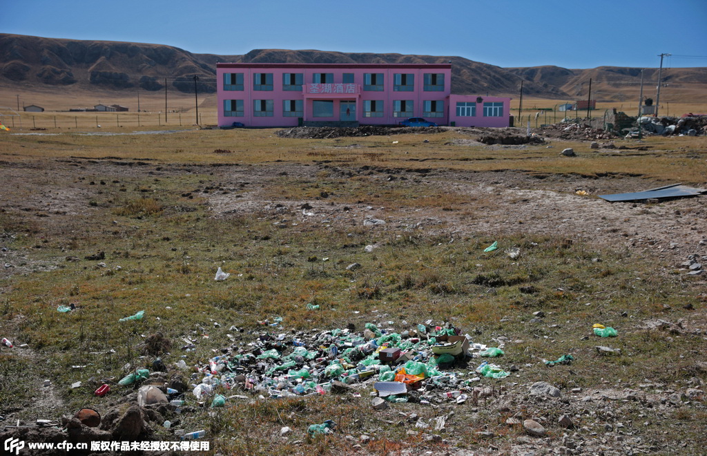 Garbage threatens Qinghai Lake and its surroundings 