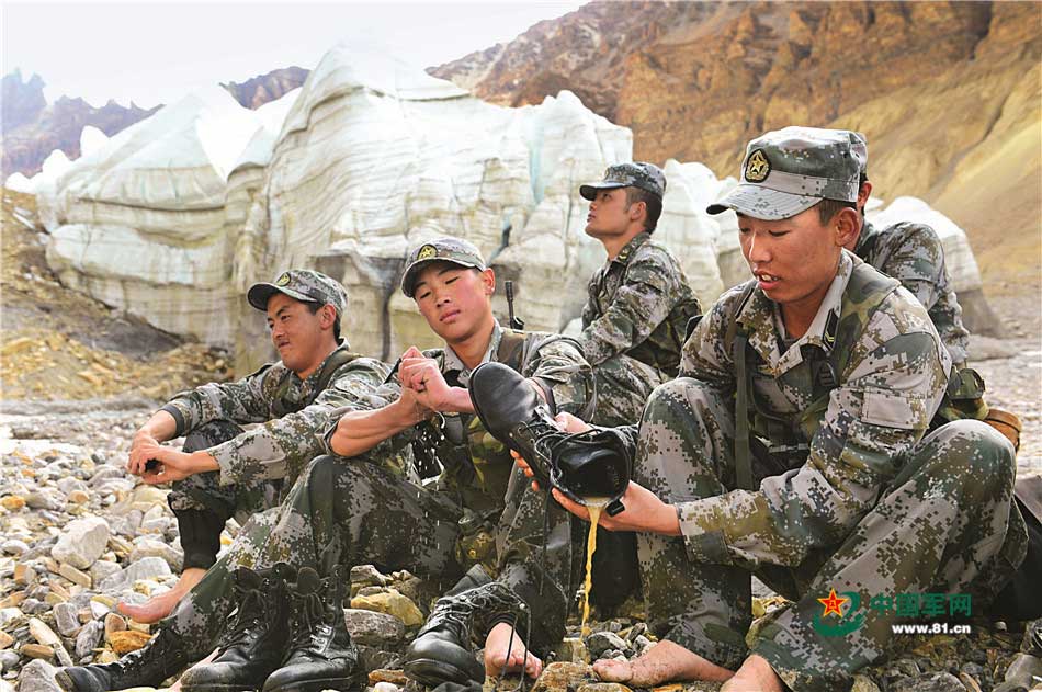 Frontier soldiers patrol snowy mountains
