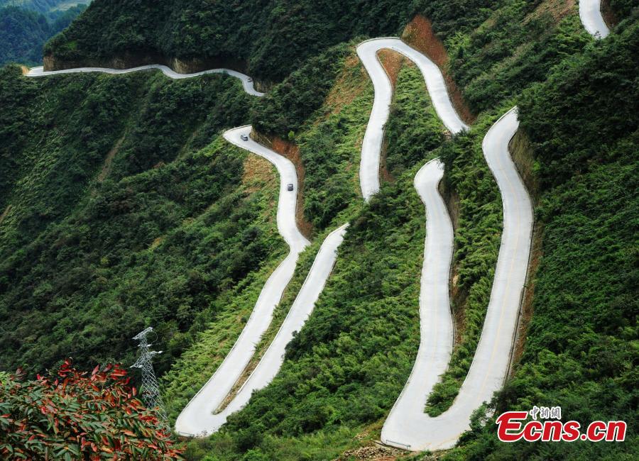 Winding mountain road adds charm to scenic spot in Chongqing