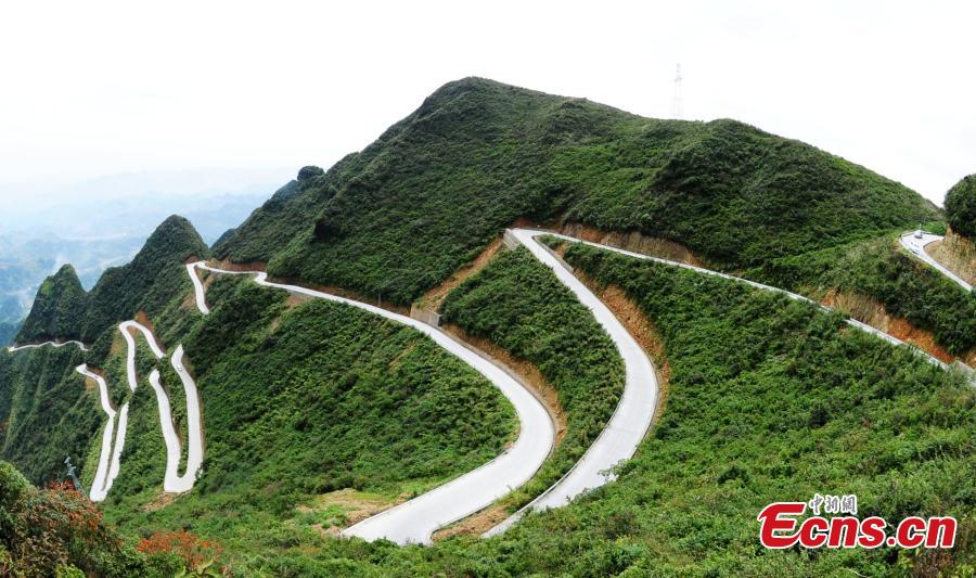 Winding mountain road adds charm to scenic spot in Chongqing