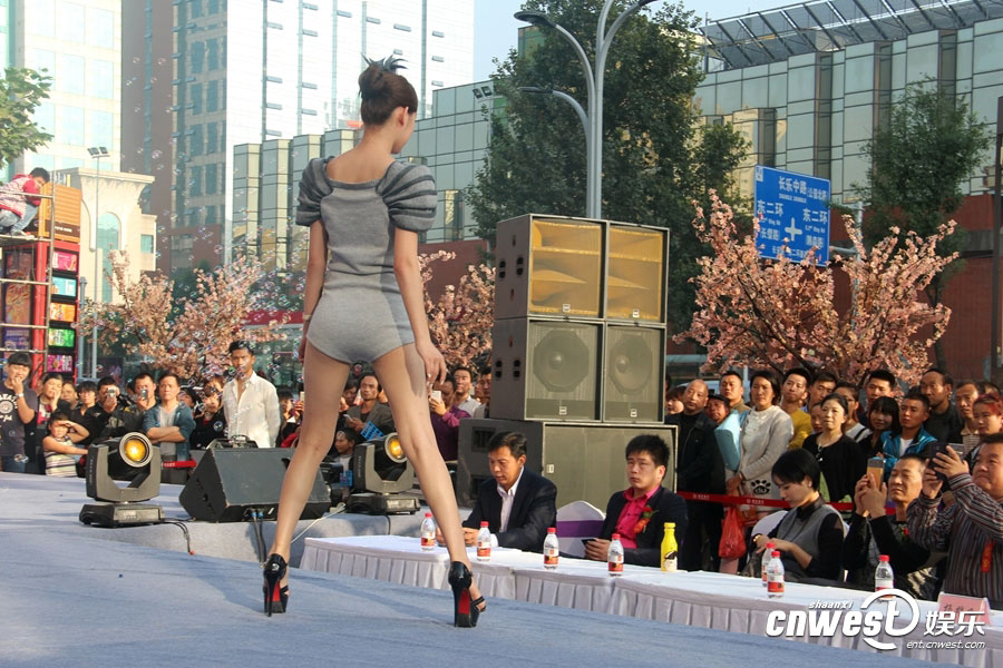 Hot lingerie show held in Xi'an