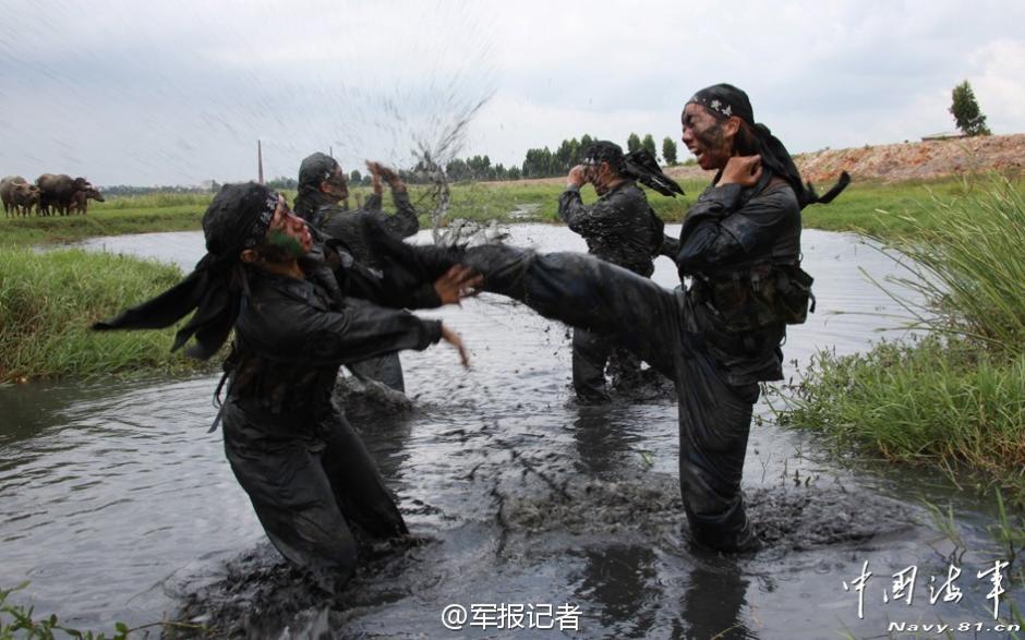 Female PLA amphibious scouts in training