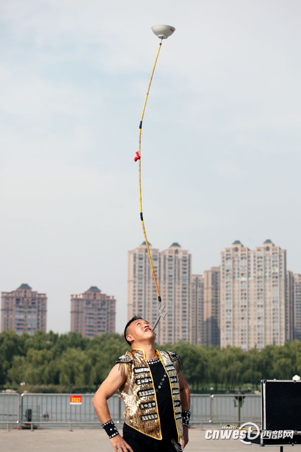 Guinness World Records holders stun audience with unique skills